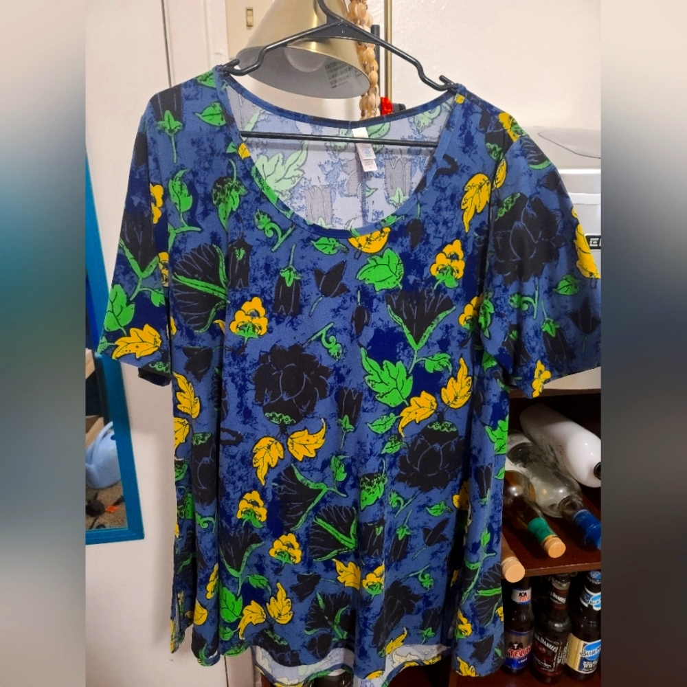 Bundle of 6 lularoe shirts